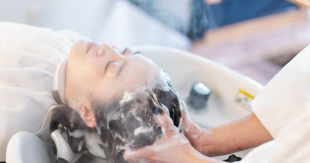 福岡の美容室で頭皮ケアを受ける女性